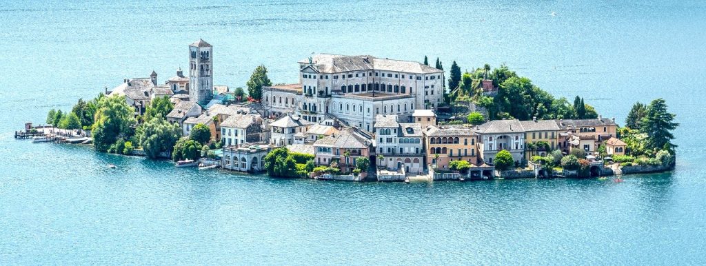 beautiful towns in the Italian Lakes