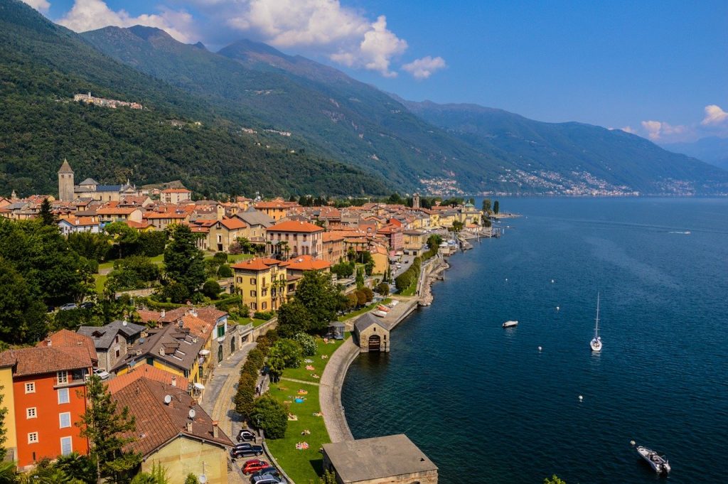 beautiful towns in the Italian Lakes