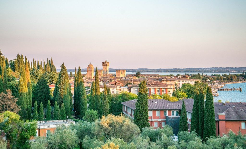 beautiful towns in the Italian Lakes